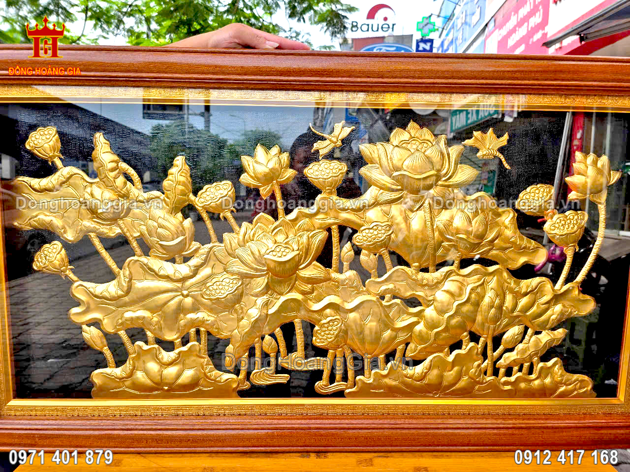 Từng đường nét trên bức tranh được nghệ nhân chạm khắc tỉ mỉ và tinh xảo nhất